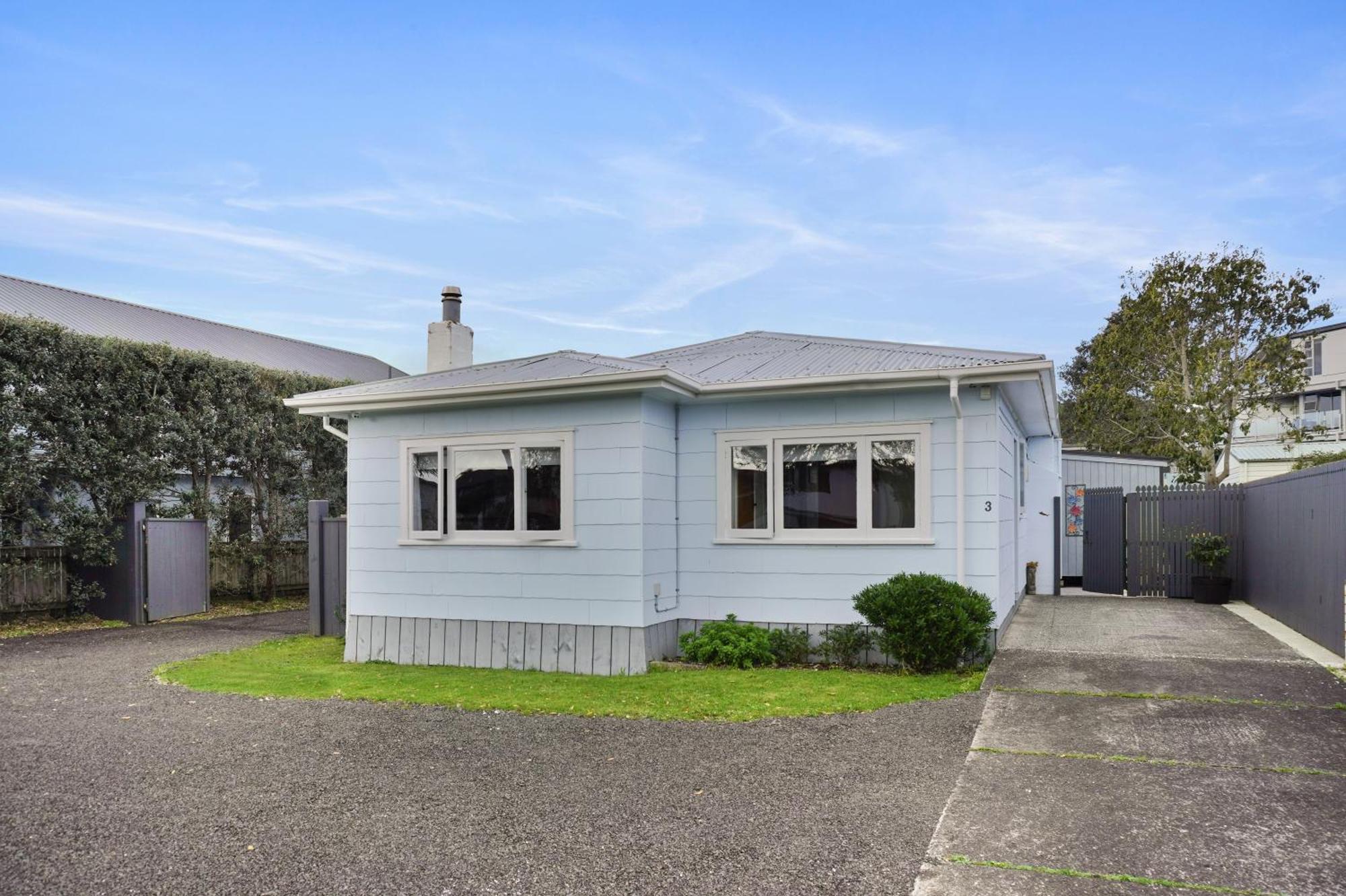 Blue Bach - Location Location Location! * Whitianga